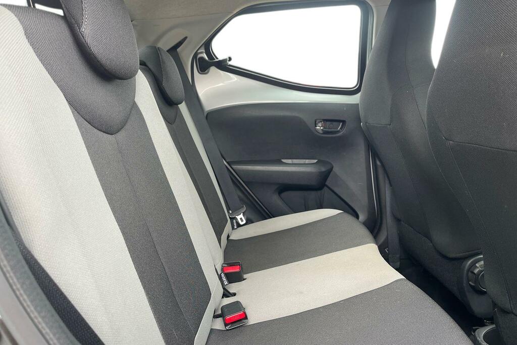 Toyota Aygo 1.0 Vvt-i X-play X-shift Red #8