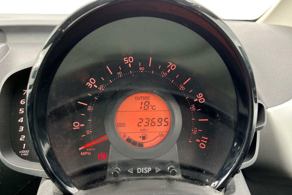 Toyota Aygo 1.0 Vvt-i X-play X-shift Red #11