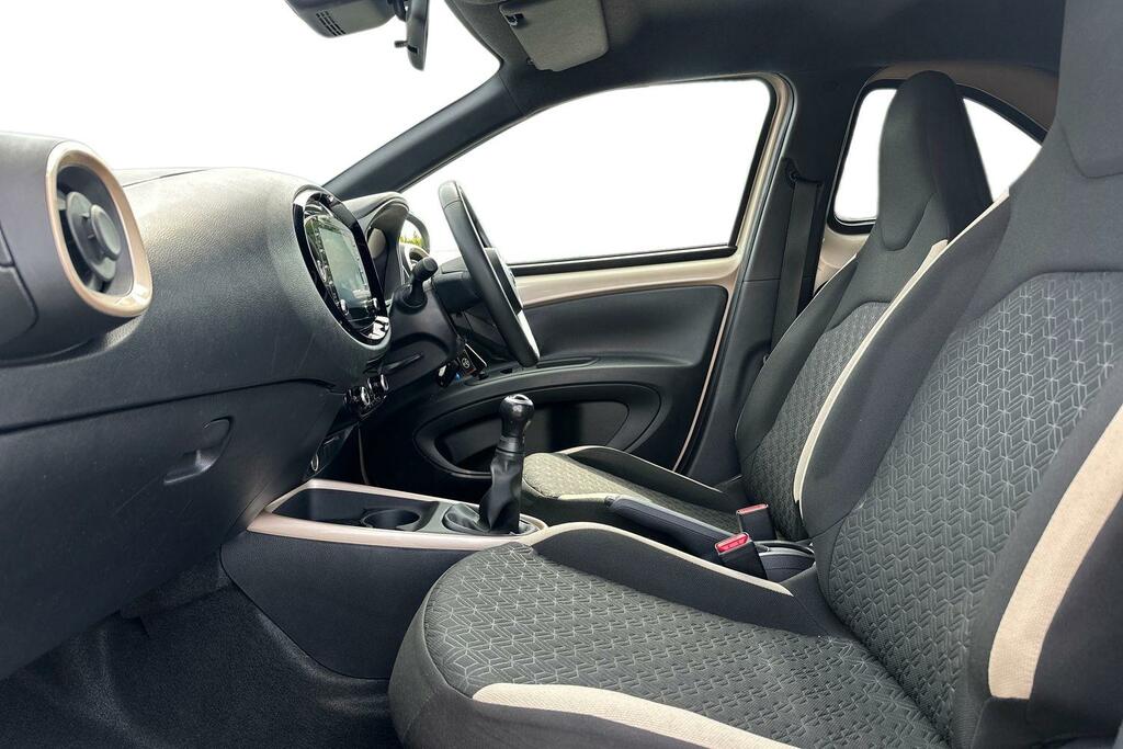 Toyota Aygo X Edge White #5