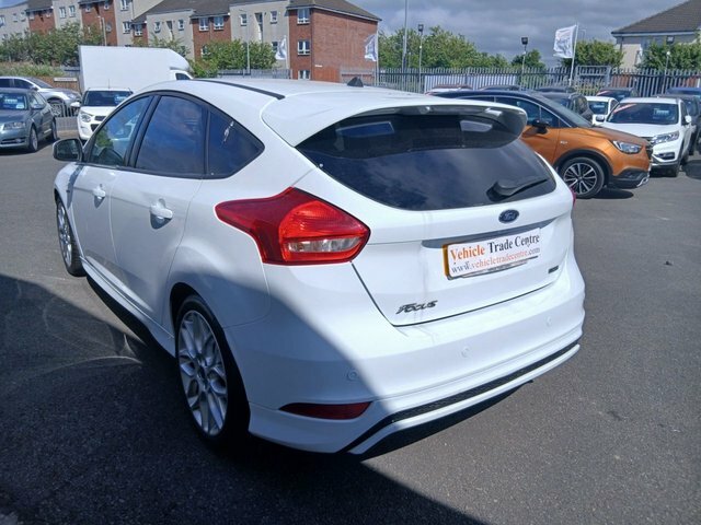 Ford Focus 1.0T Ecoboost St-line Hatchback SY18OZW White #4
