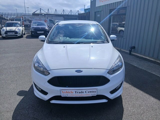 Ford Focus 1.0T Ecoboost St-line Hatchback SY18OZW White #2