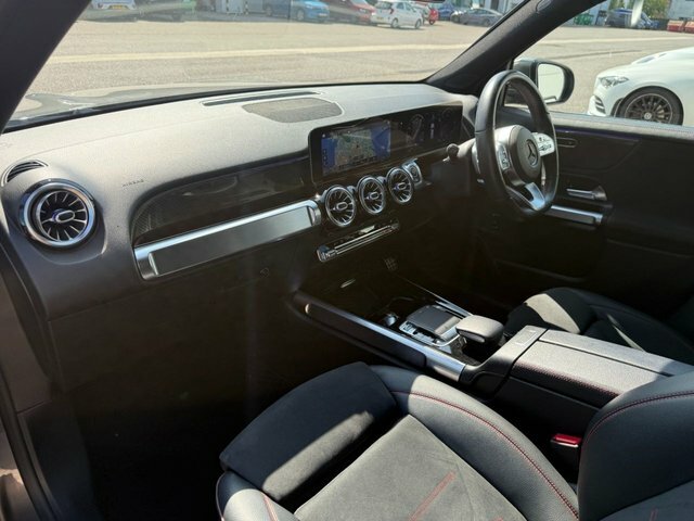 Mercedes-Benz GLB Class Glb 200 Amg Line Premium Plus Red #8