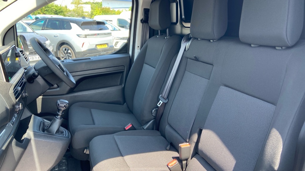 Vauxhall Vivaro Pro YD26DLR White #3