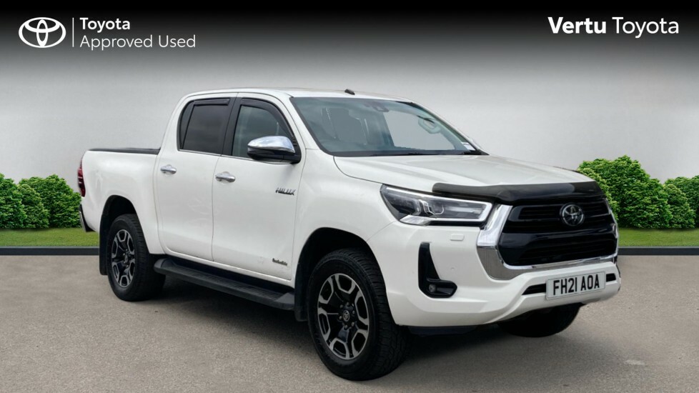Toyota HILUX Invincible White