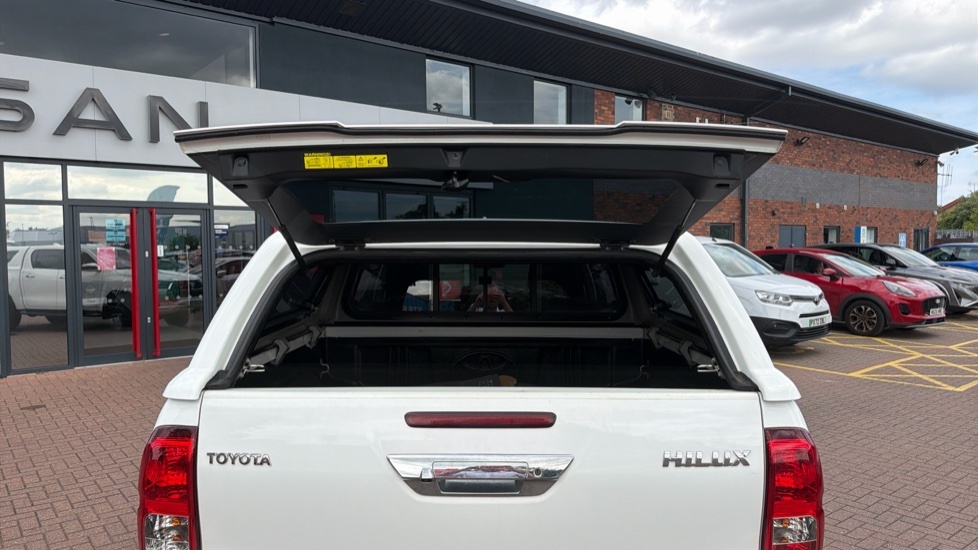 Toyota HILUX Icon White #4