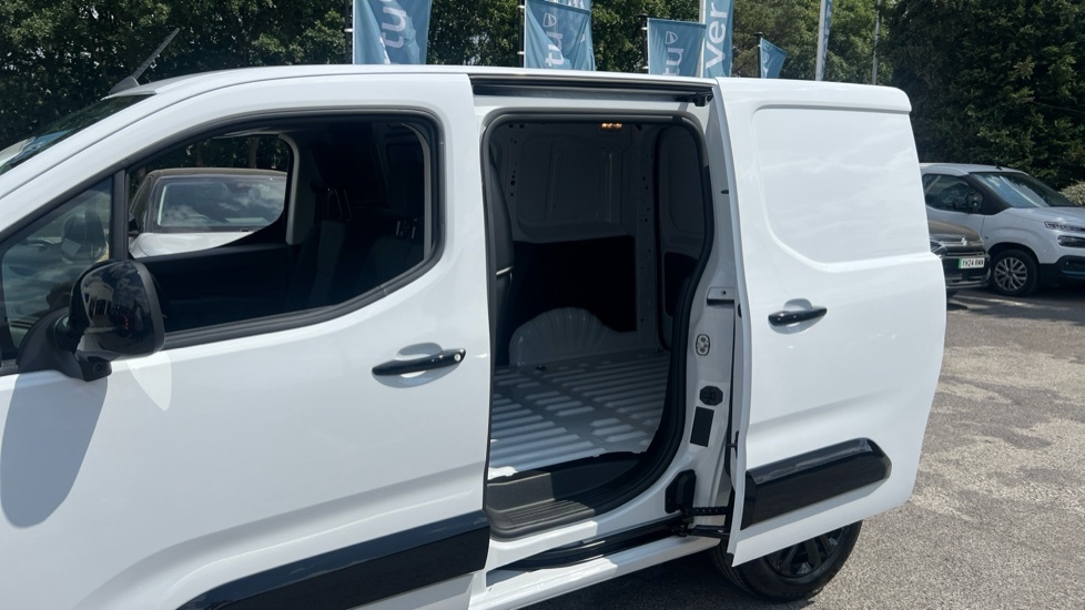 Citroen Berlingo Driver White #5