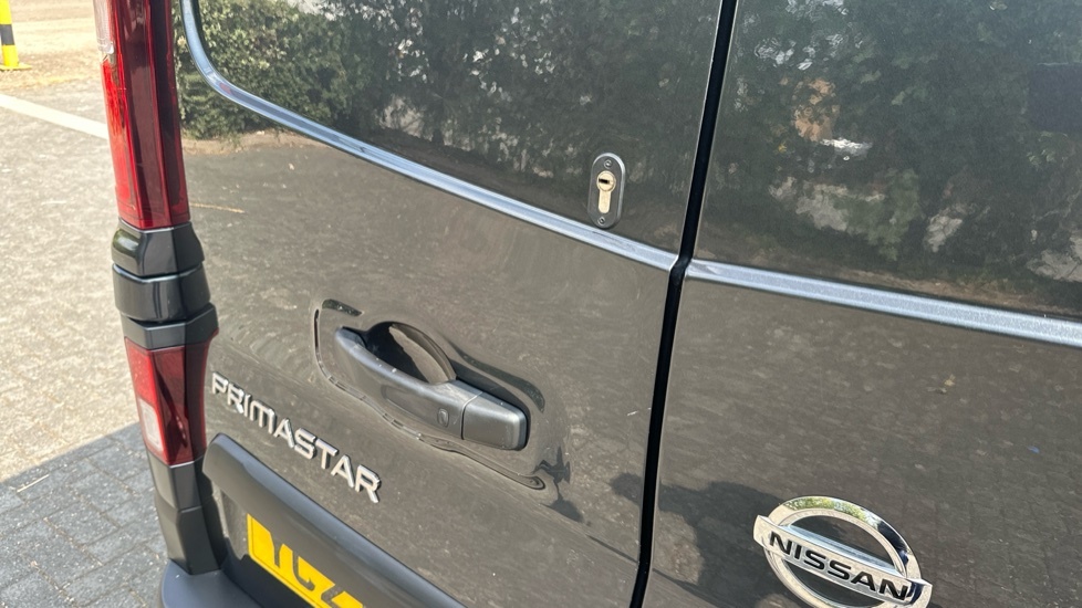 Nissan Primastar Tekna White #29