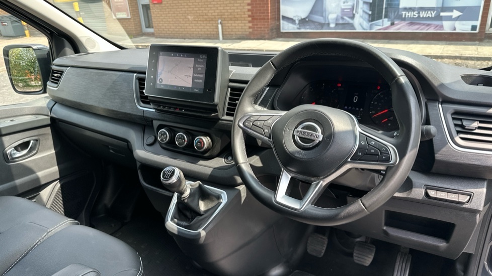 Nissan Primastar Tekna White #16