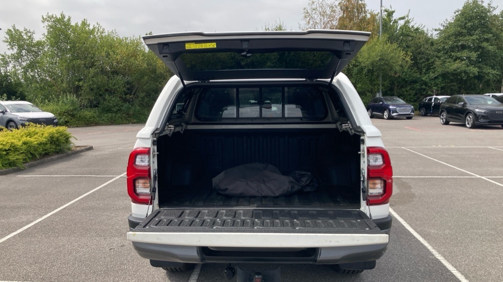 Toyota HILUX Invincible X White #3