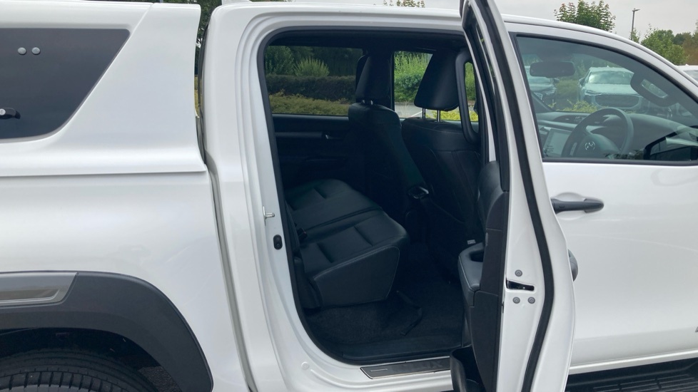 Toyota HILUX Invincible X White #5