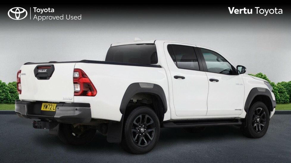 Toyota HILUX Invincible X White #2