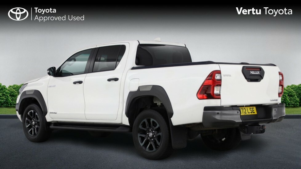Toyota HILUX Invincible X White #4