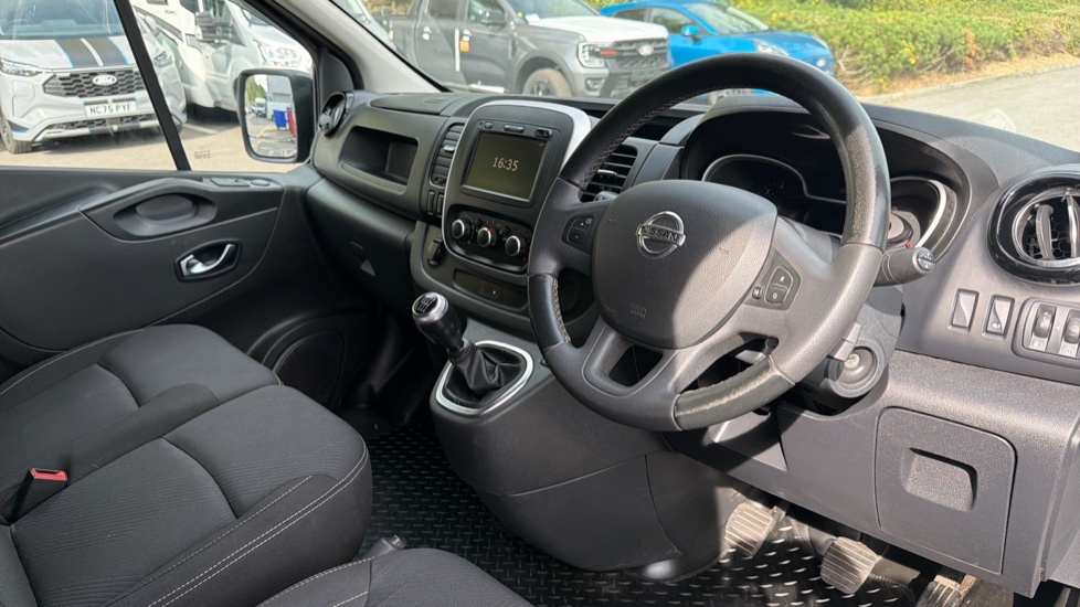 Nissan NV300   #16
