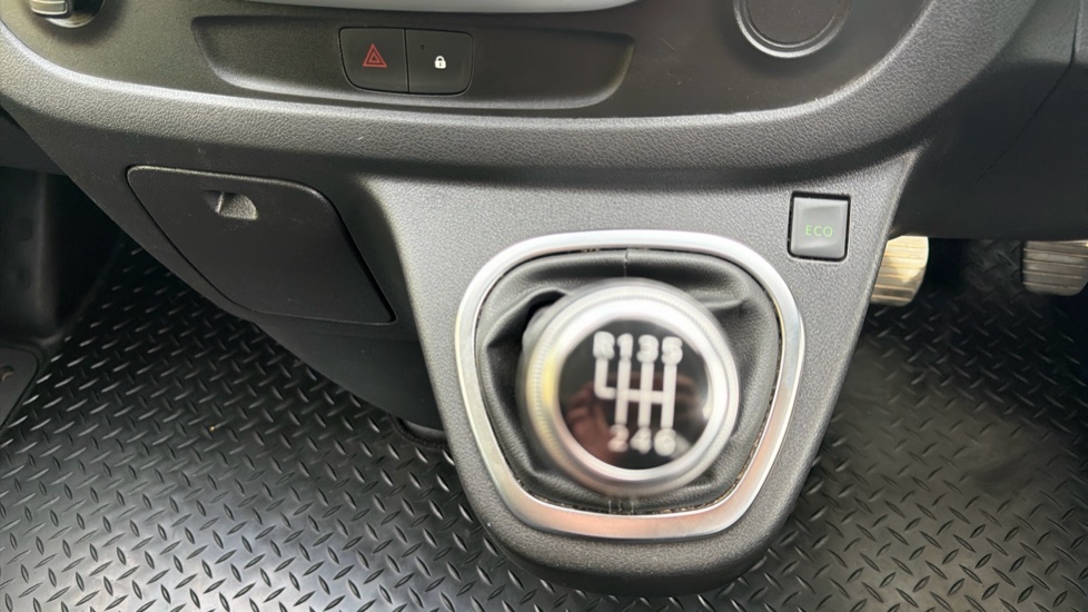 Nissan NV300   #24