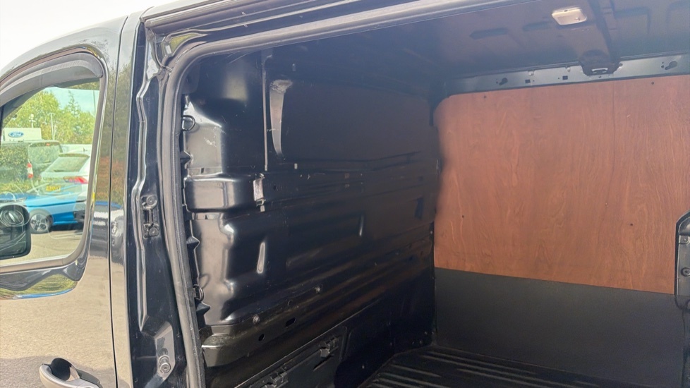 Nissan NV300   #18