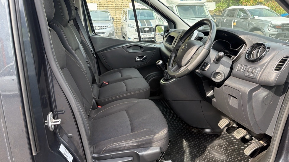 Nissan NV300   #6