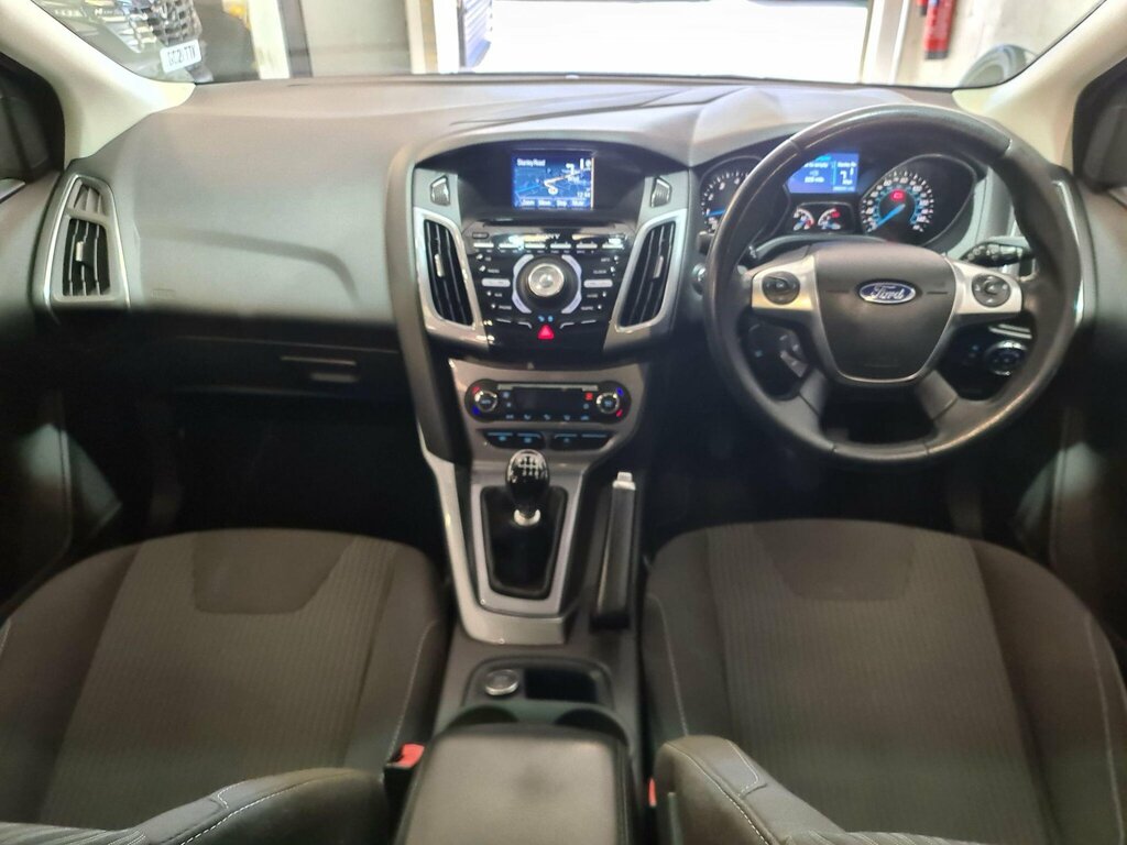 Ford Focus 1.6 Zetec Tdci 113 Bhp Red #8