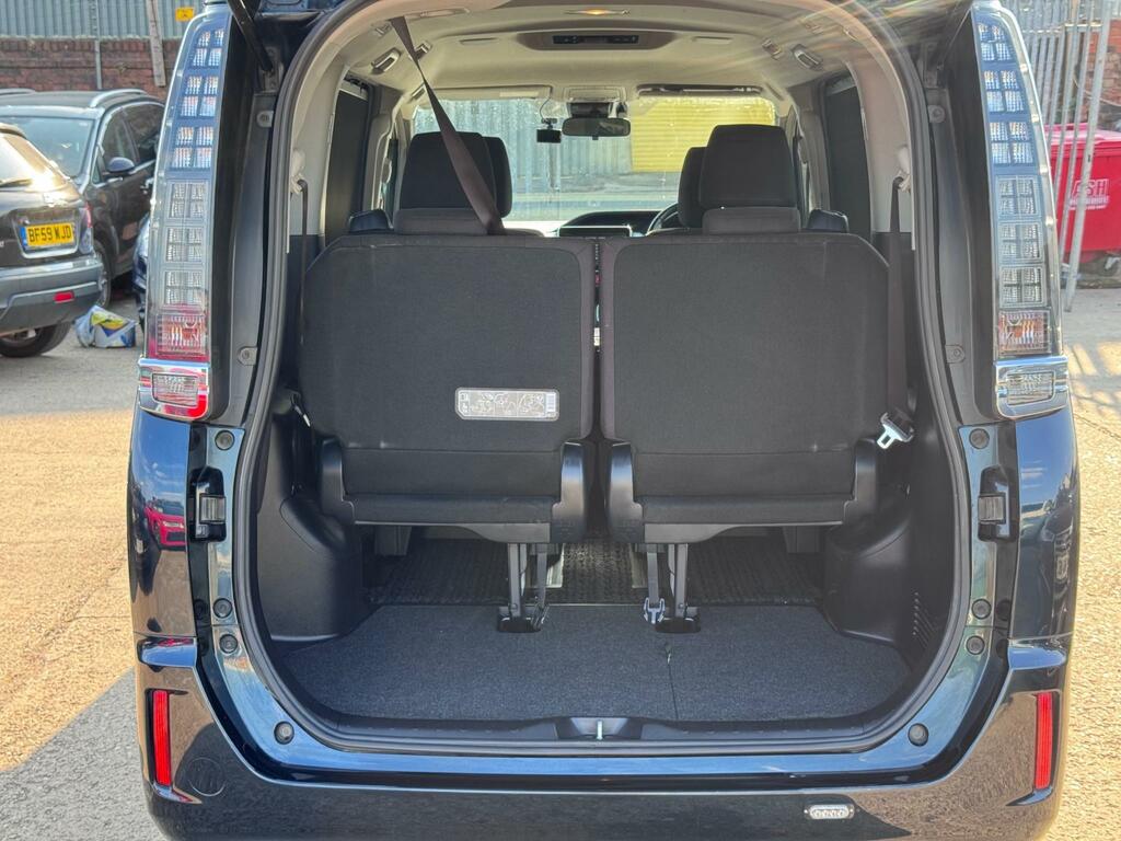 Toyota Voxy Toyota Voxy Hybrid 1.8L 7 Seat Euro 6, White #25