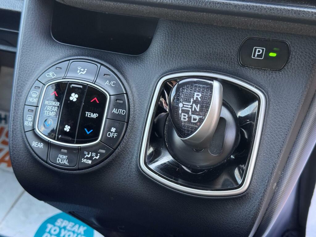 Toyota Voxy Toyota Voxy Hybrid 1.8L 7 Seat Euro 6, White #16