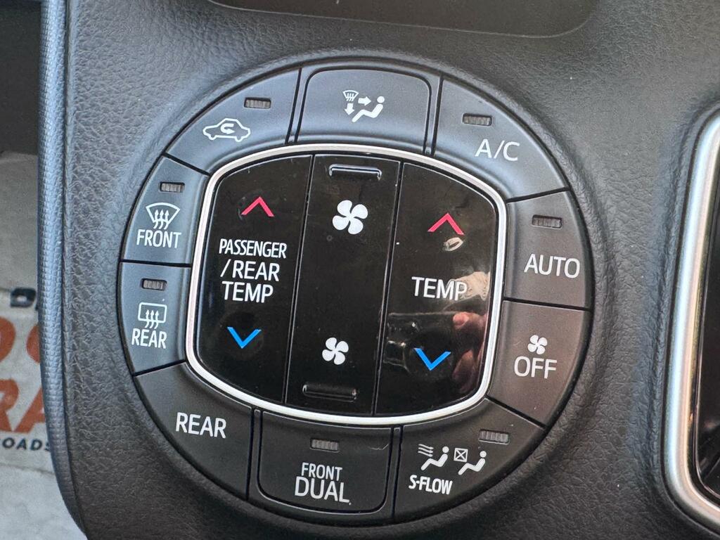 Toyota Voxy Toyota Voxy Hybrid 1.8L 7 Seat Euro 6, White #9