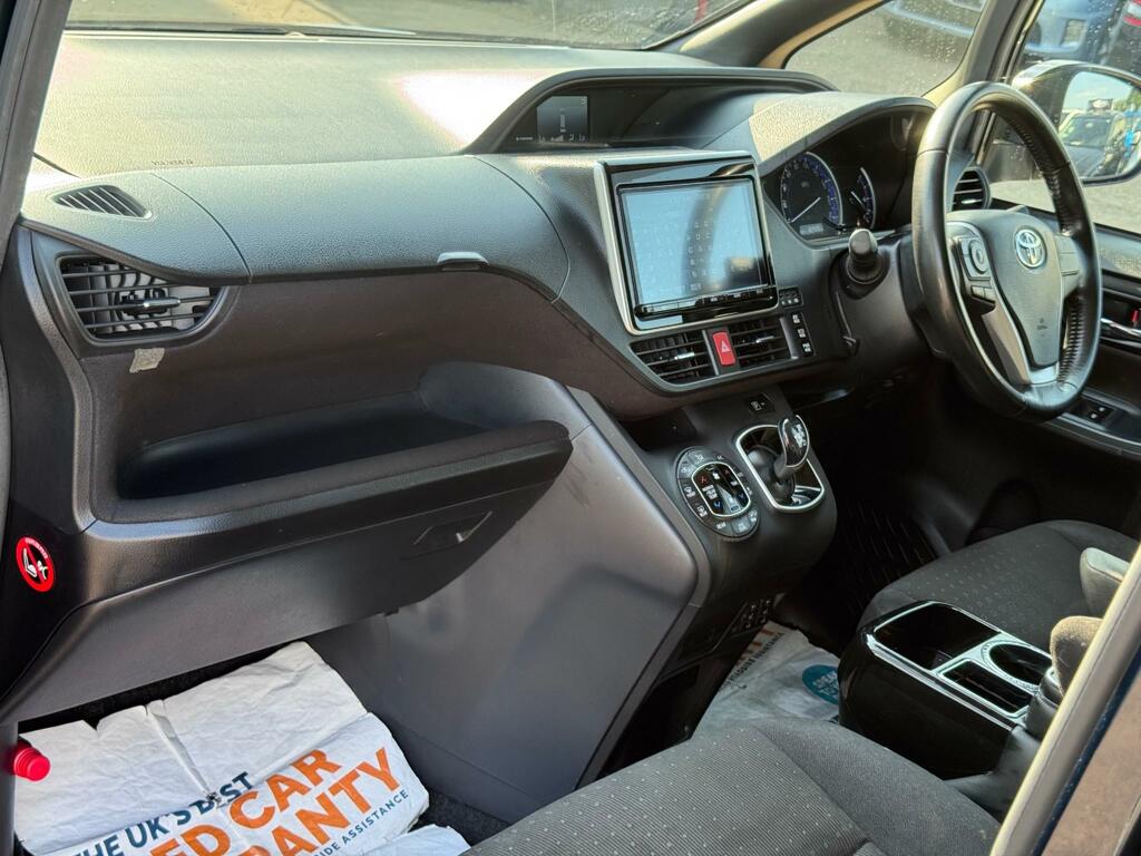 Toyota Voxy Toyota Voxy Hybrid 1.8L 7 Seat Euro 6, White #20