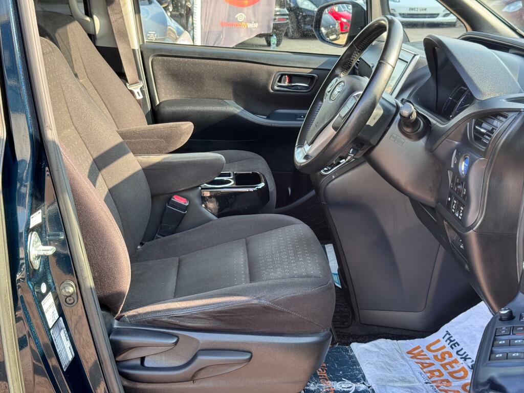 Toyota Voxy Toyota Voxy Hybrid 1.8L 7 Seat Euro 6, White #17