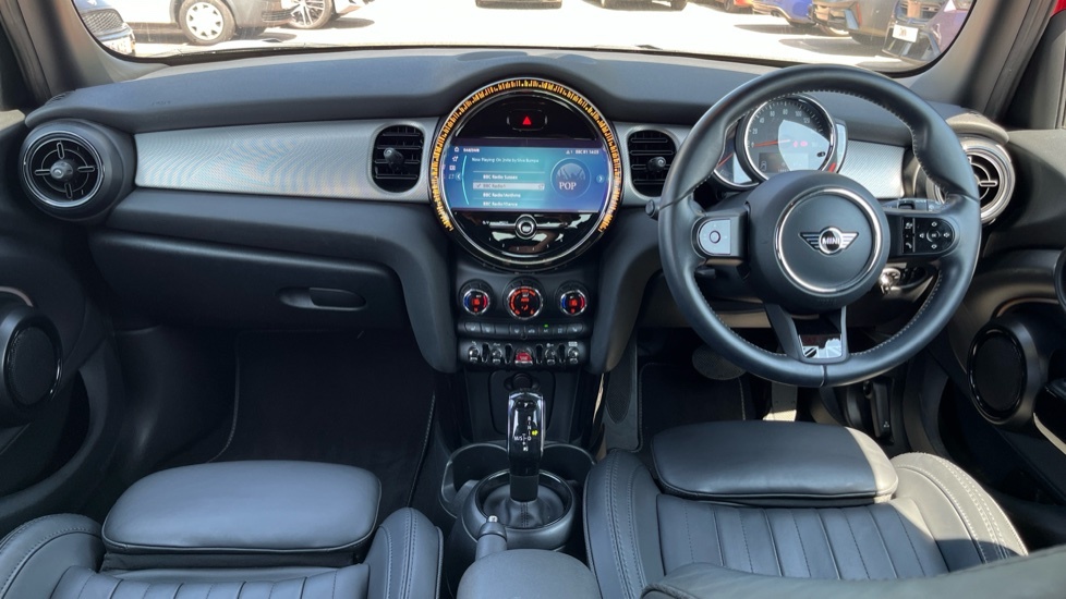 Mini Hatch 5-Door Hatch Cooper Exclusive KR71NYW Red #4