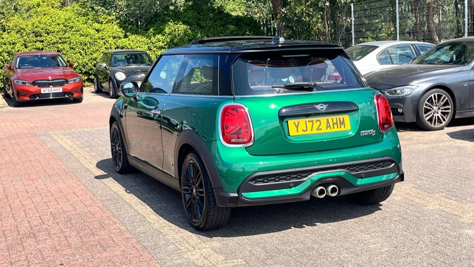 Mini Hatch 3-Door Hatch Cooper S Exclusive YJ72AHM Green #2