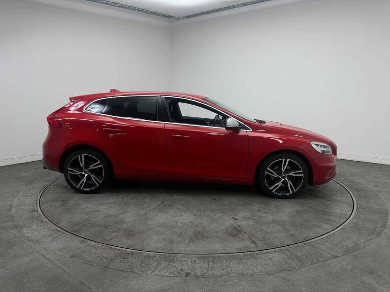 Volvo V40 T2 R-design Pro Edition - 2019 69 HG69DPN Red #2