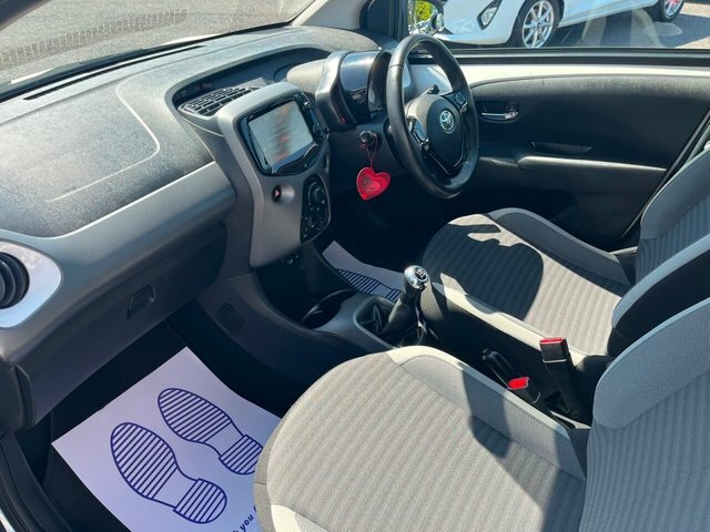 Toyota Aygo Vvt-i X-play Hatchback White #3
