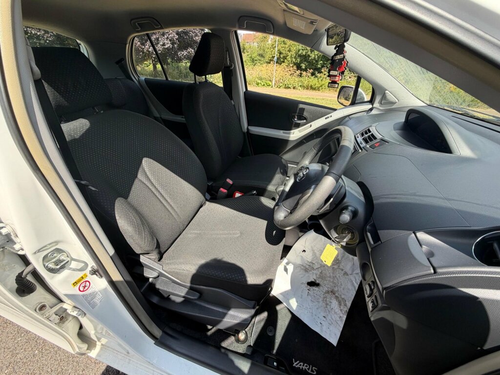 Toyota Yaris Hatchback Grey #18