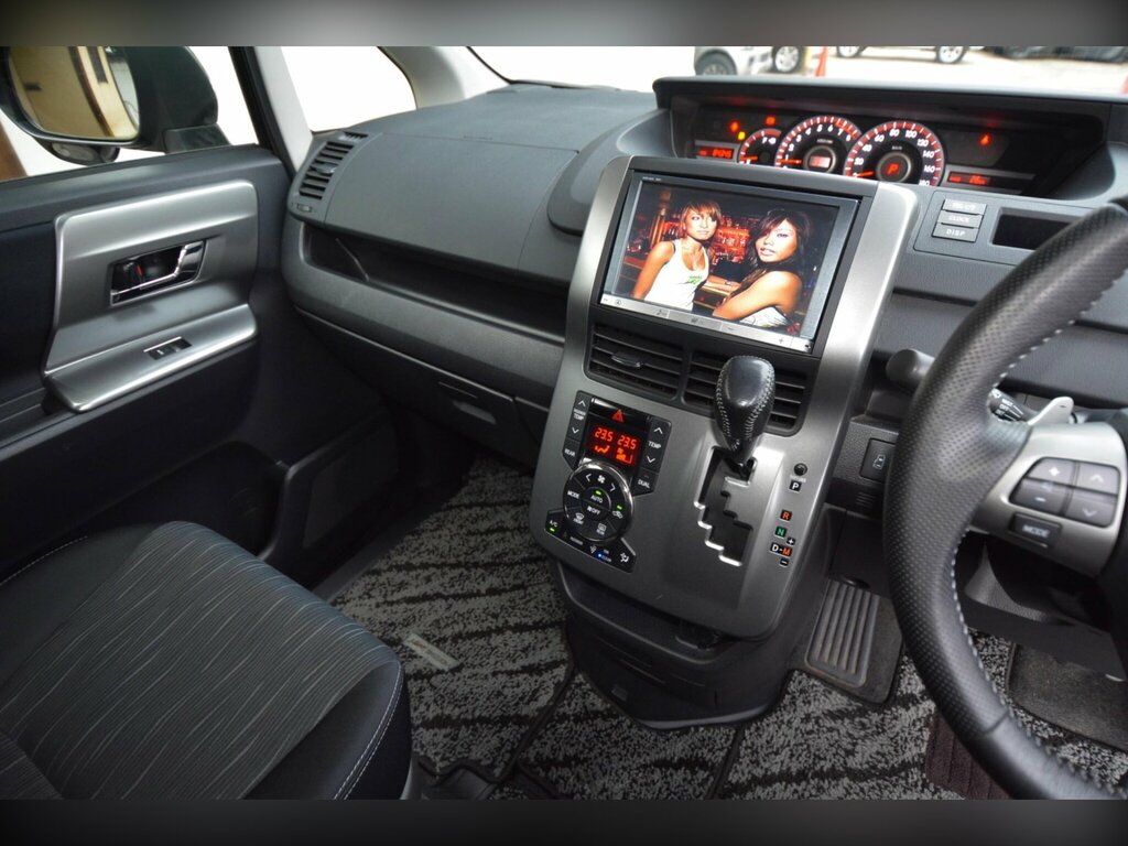 Toyota Voxy 2.0 5dr Black #47