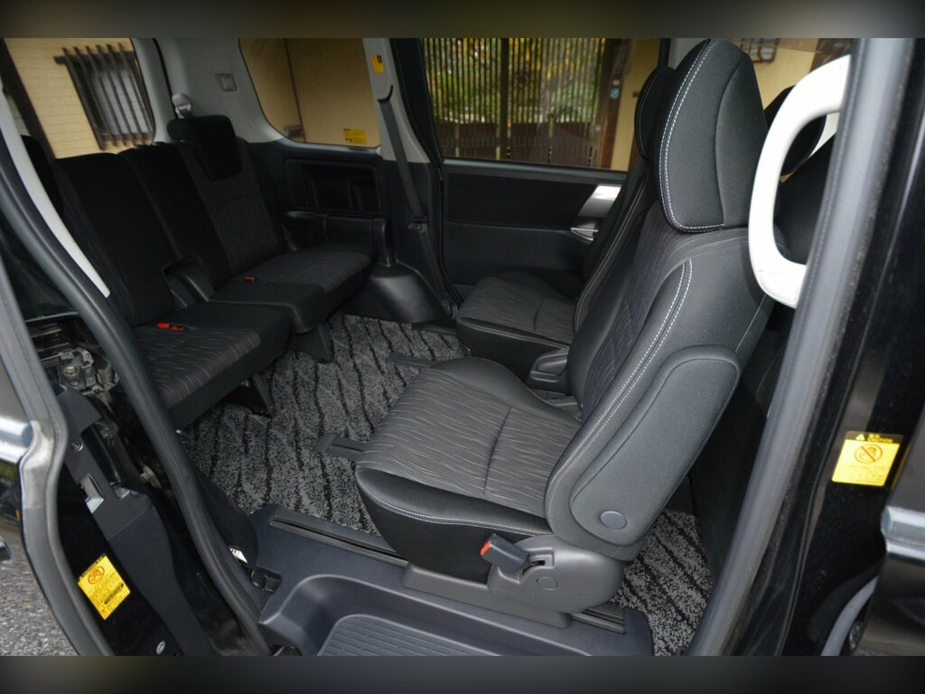 Toyota Voxy 2.0 5dr Black #24