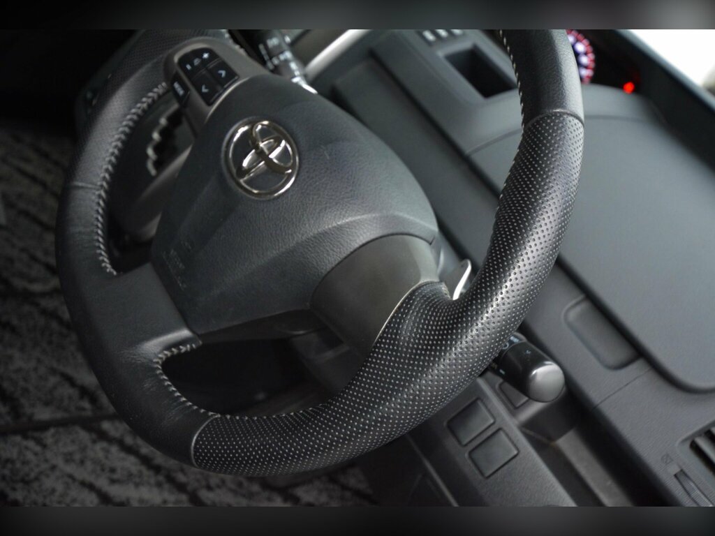 Toyota Voxy 2.0 5dr Black #45