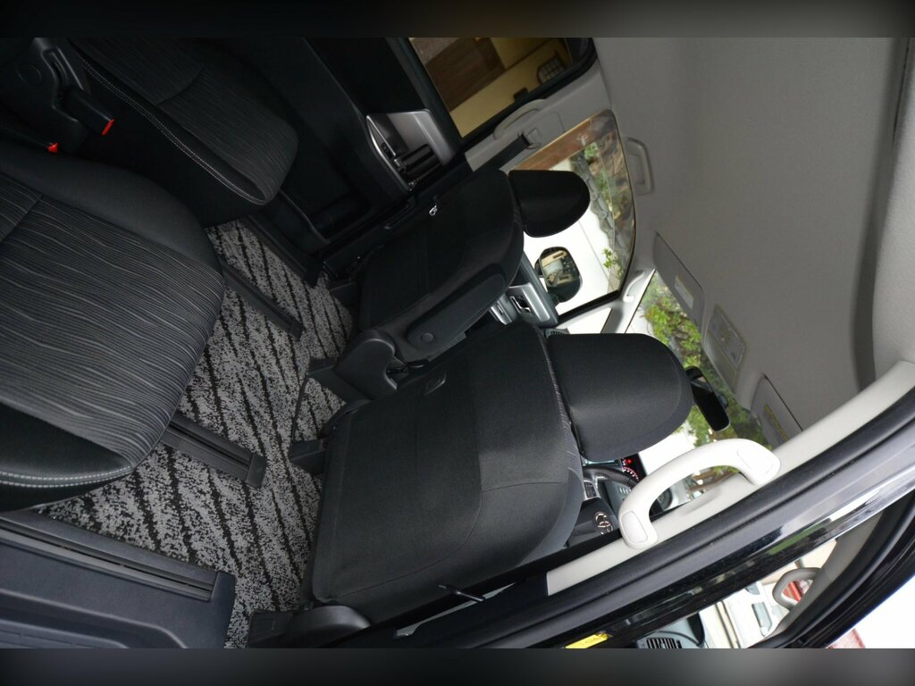 Toyota Voxy 2.0 5dr Black #22