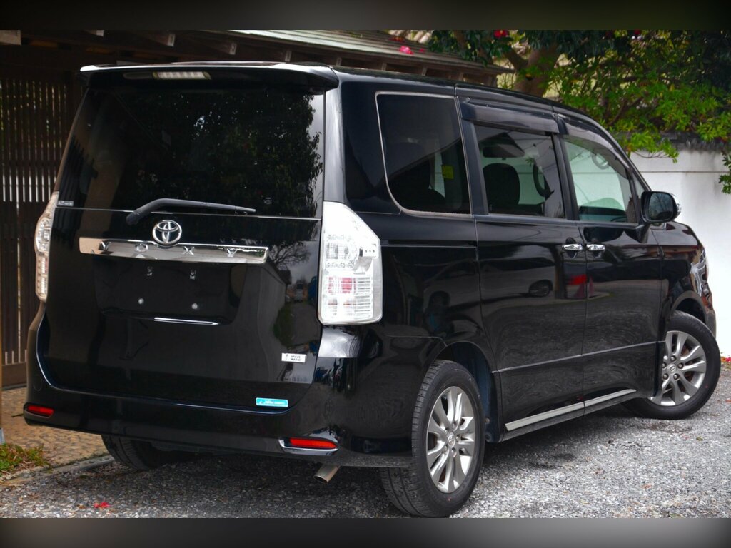 Toyota Voxy 2.0 Zs - Kiramaki Edition - Swivel Seats Black #5