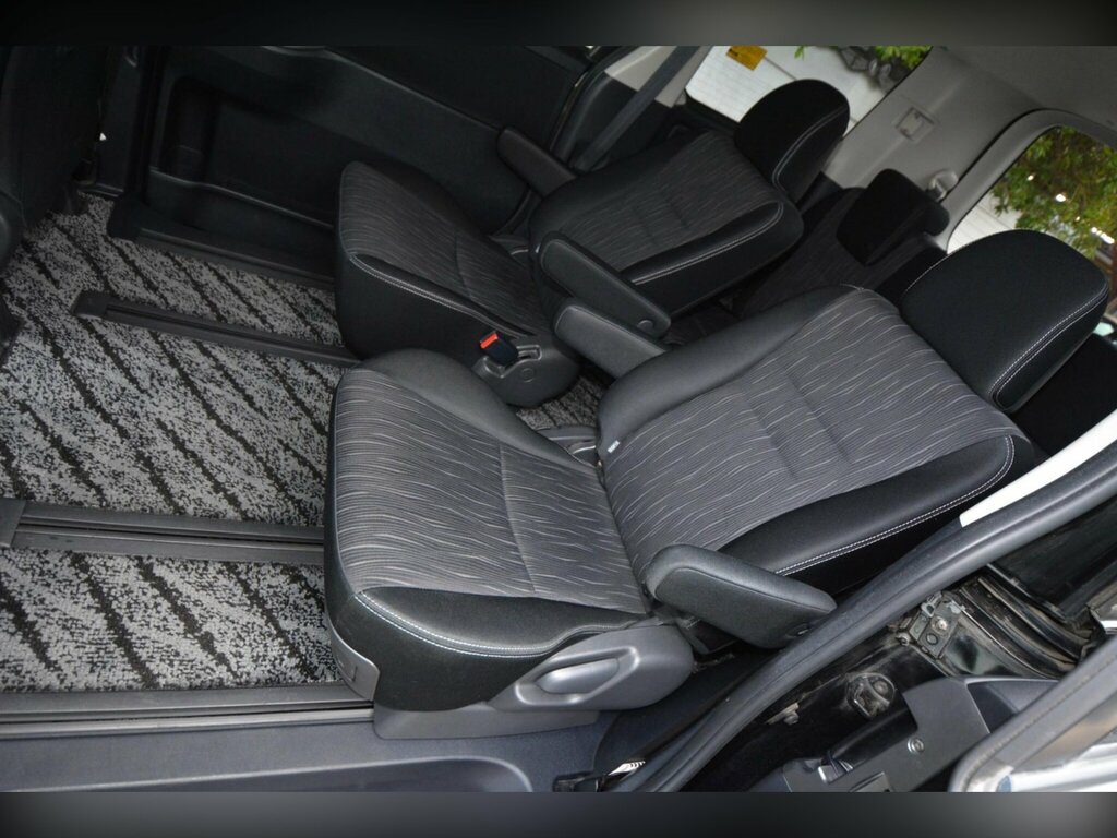 Toyota Voxy 2.0 5dr Black #31