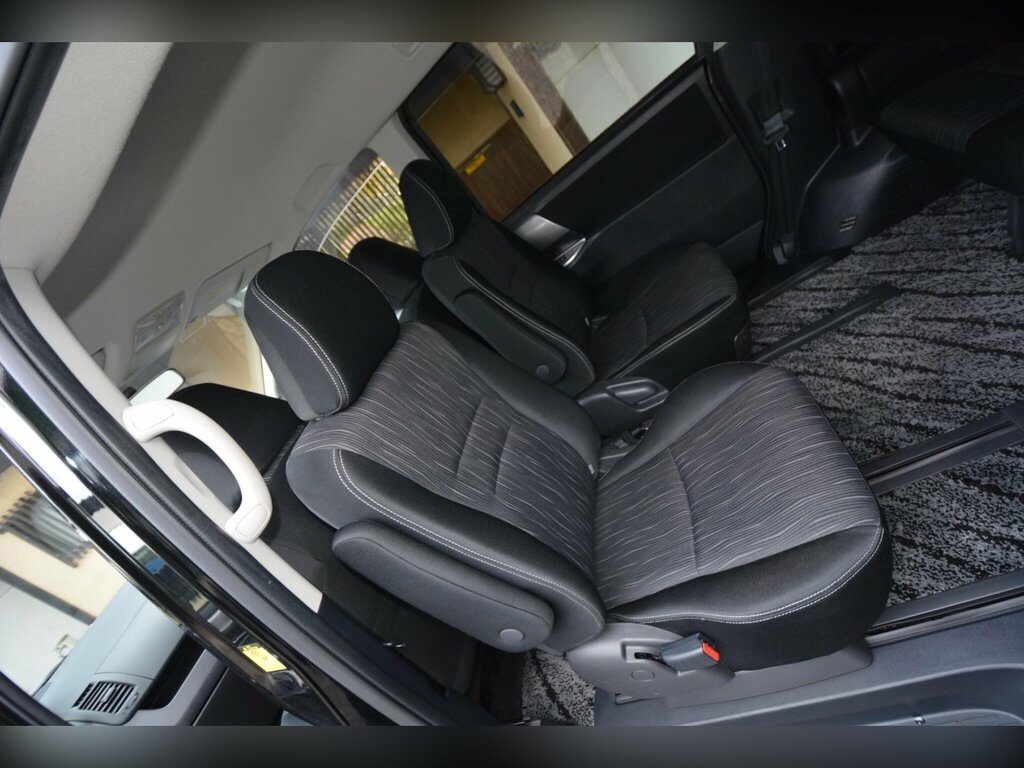 Toyota Voxy 2.0 5dr Black #32