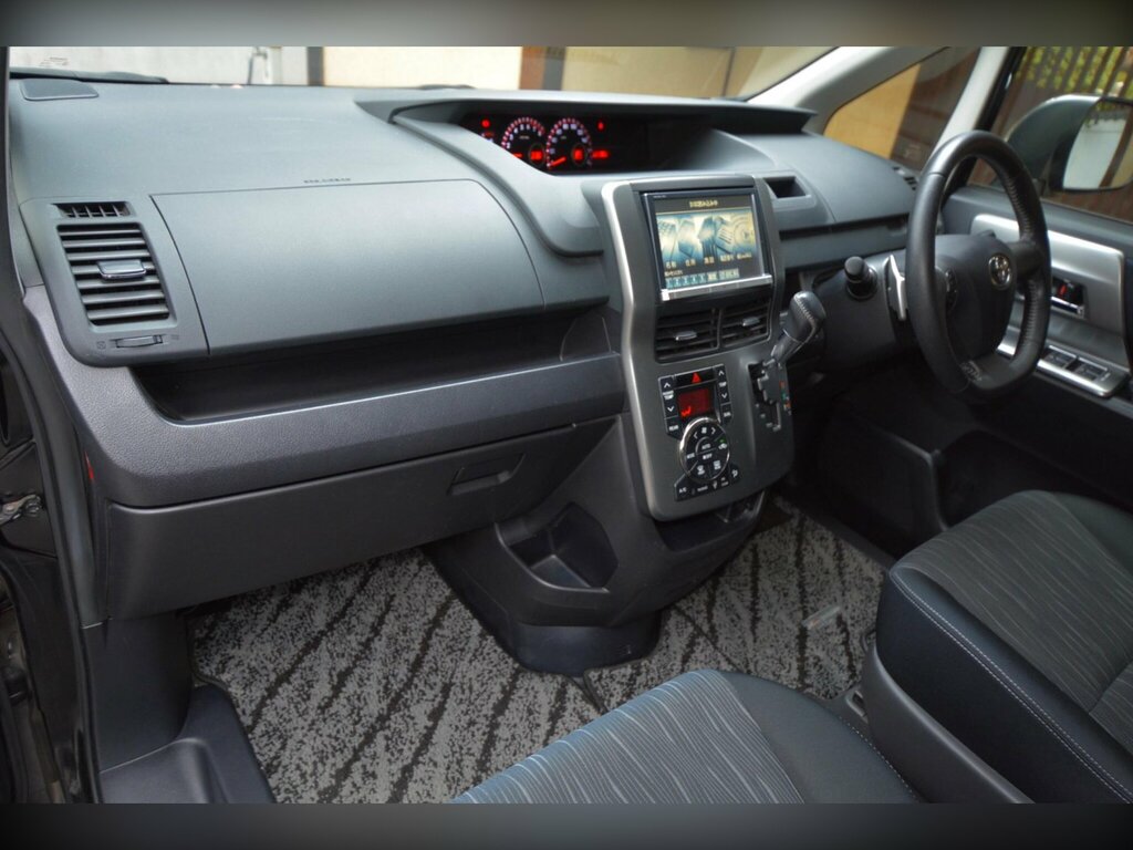 Toyota Voxy 2.0 5dr Black #25