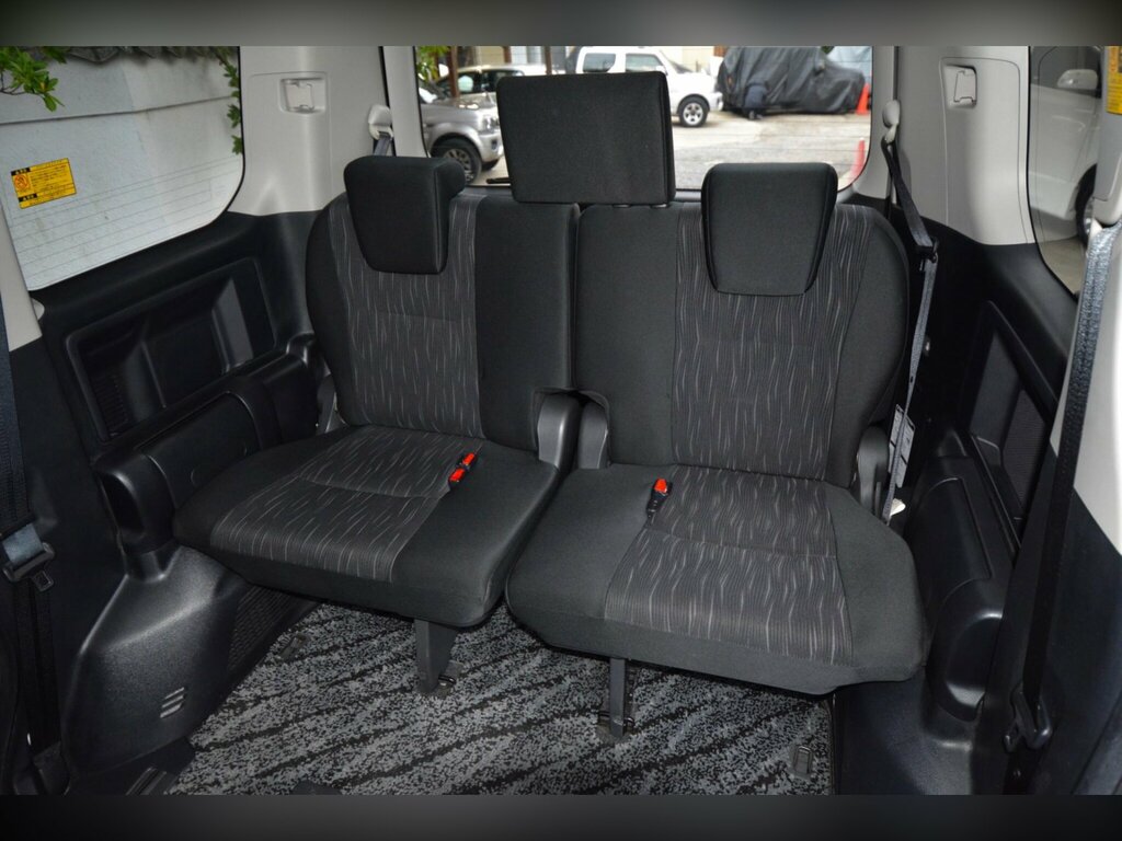 Toyota Voxy 2.0 5dr Black #35