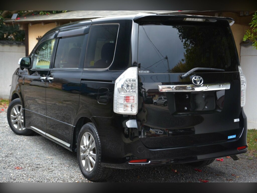 Toyota Voxy 2.0 5dr Black #12