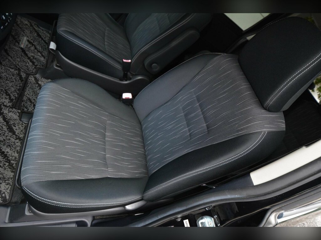 Toyota Voxy 2.0 5dr Black #26