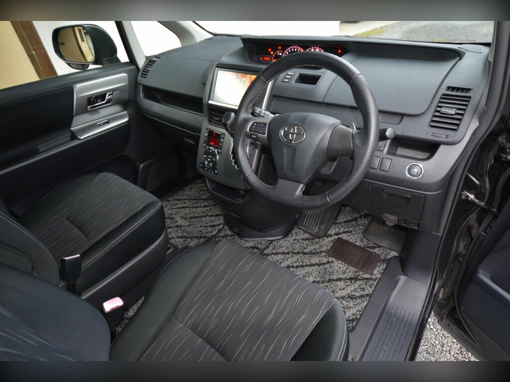 Toyota Voxy 2.0 Zs - Kiramaki Edition - Swivel Seats Black #2