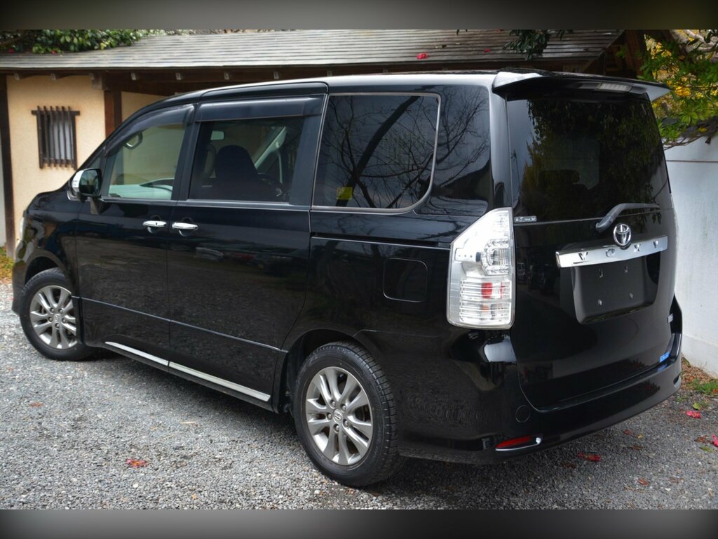 Toyota Voxy 2.0 5dr Black #13