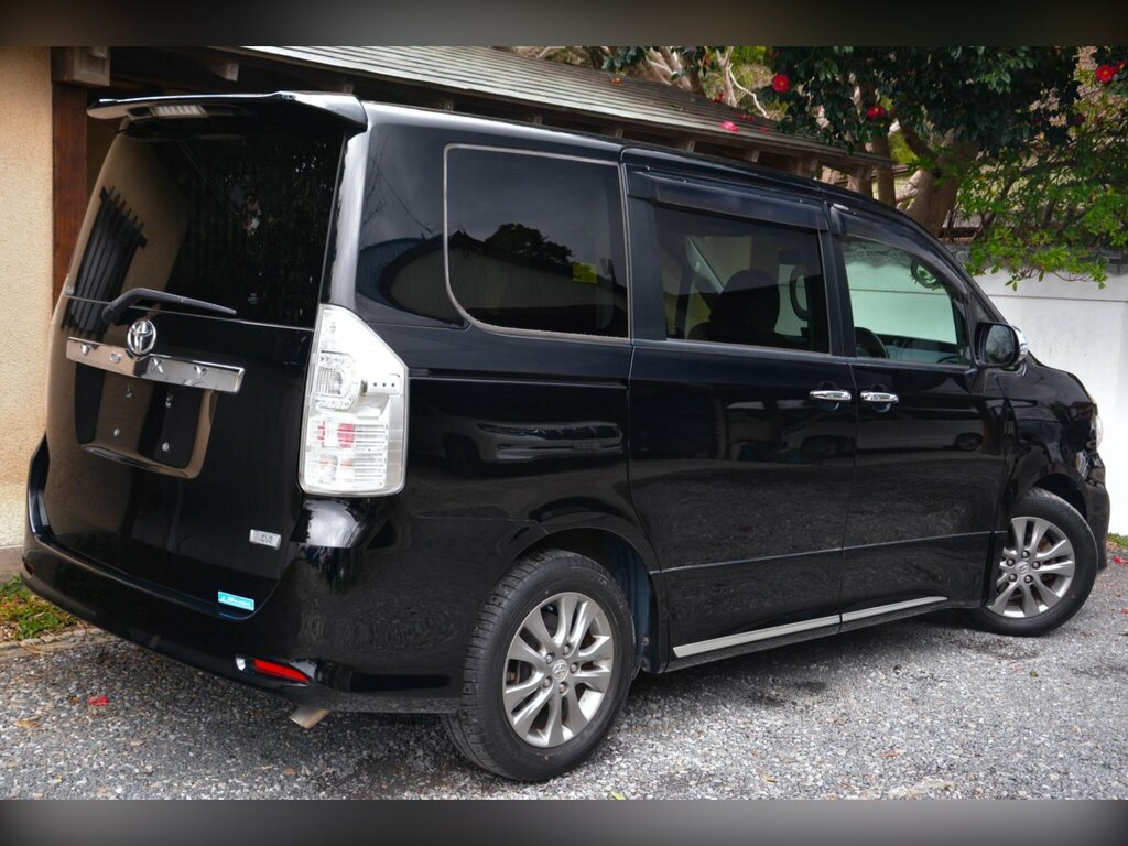 Toyota Voxy 2.0 Zs - Kiramaki Edition - Swivel Seats Black #6