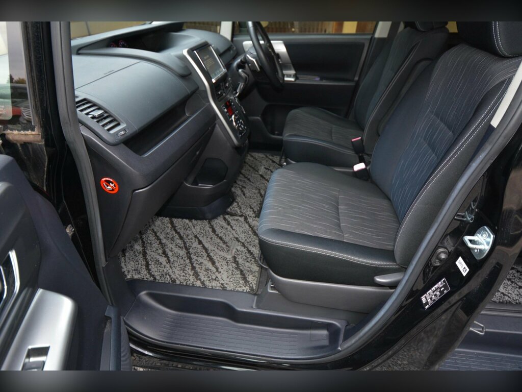 Toyota Voxy 2.0 5dr Black #27