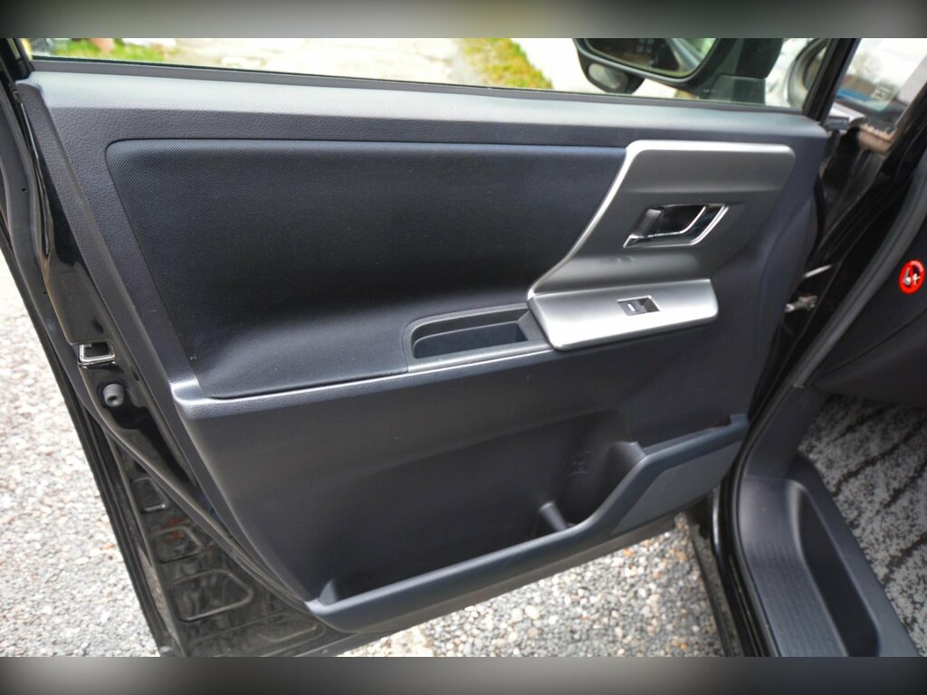 Toyota Voxy 2.0 5dr Black #28