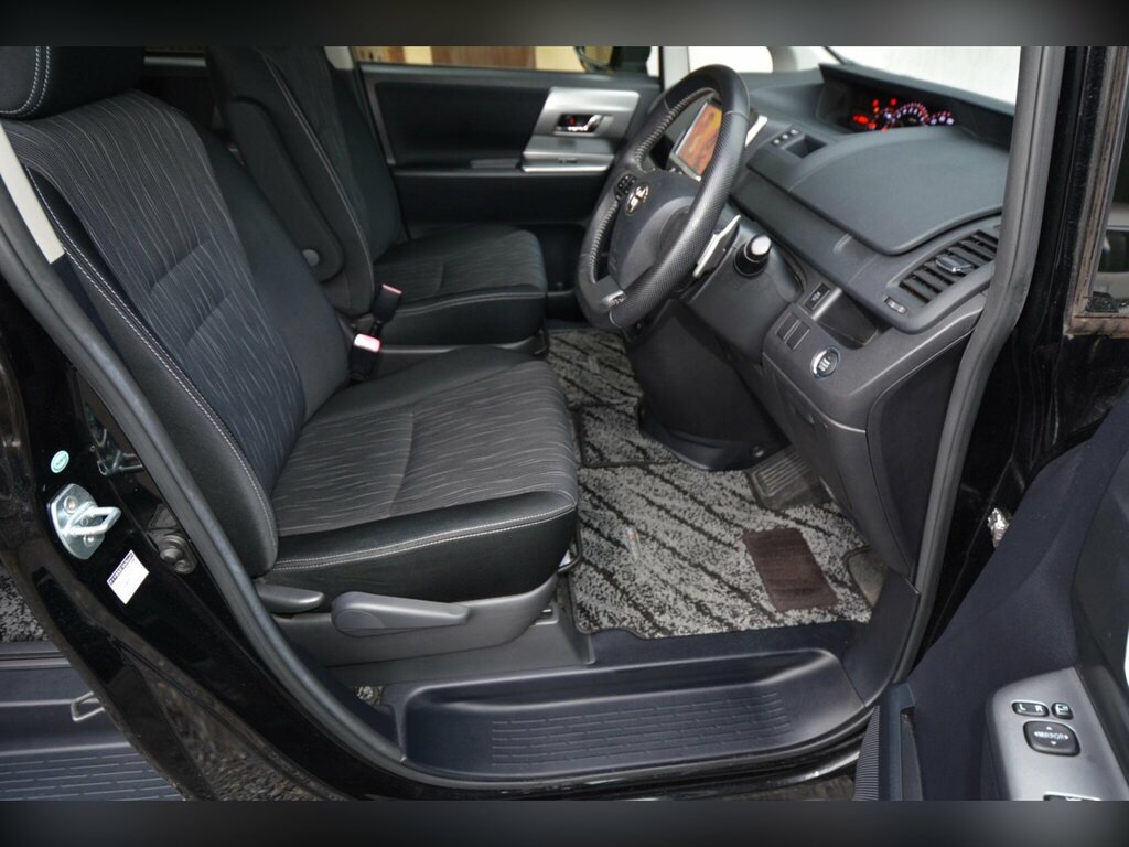 Toyota Voxy 2.0 5dr Black #20