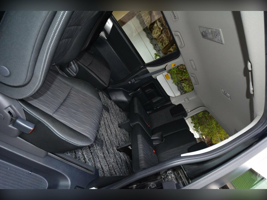 Toyota Voxy 2.0 5dr Black #33