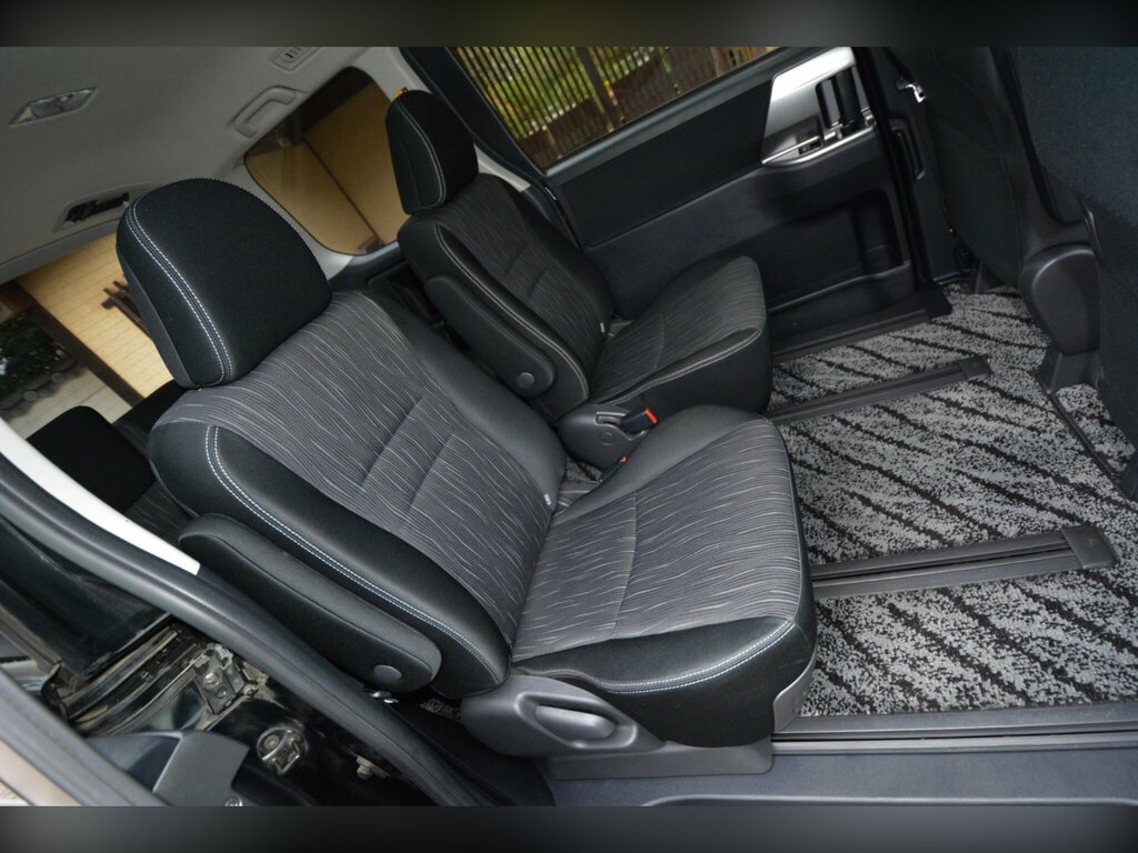 Toyota Voxy 2.0 5dr Black #23